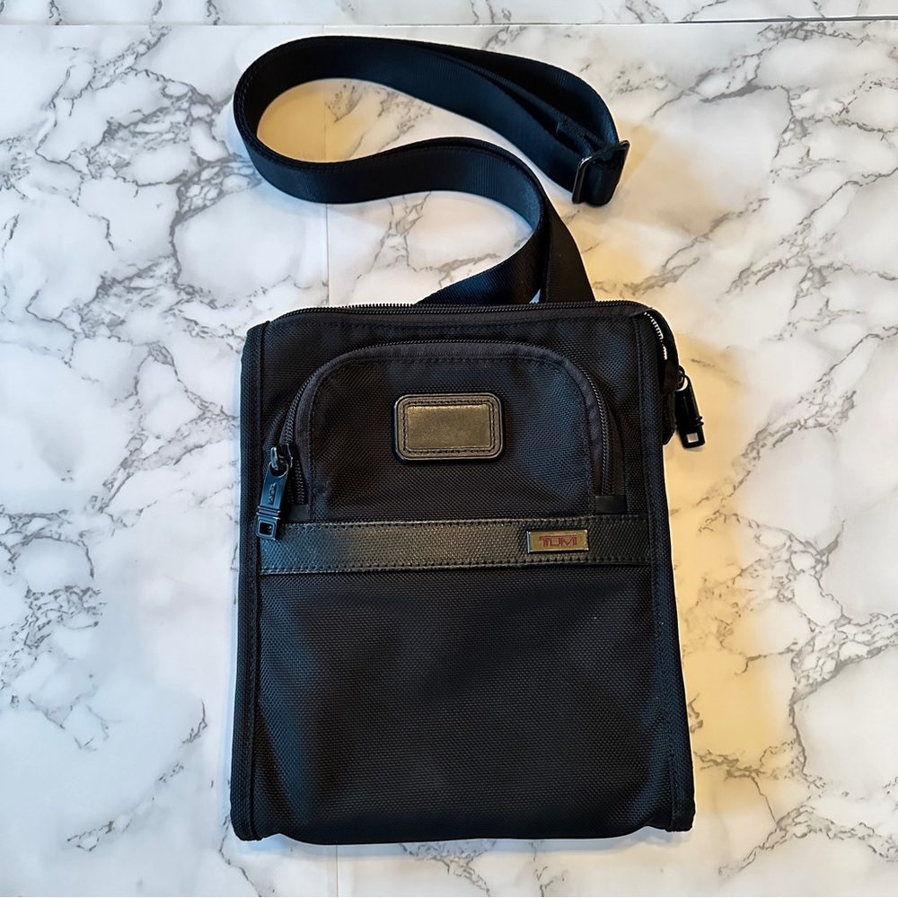 TUMI “Alpha Pocket Bag Small”